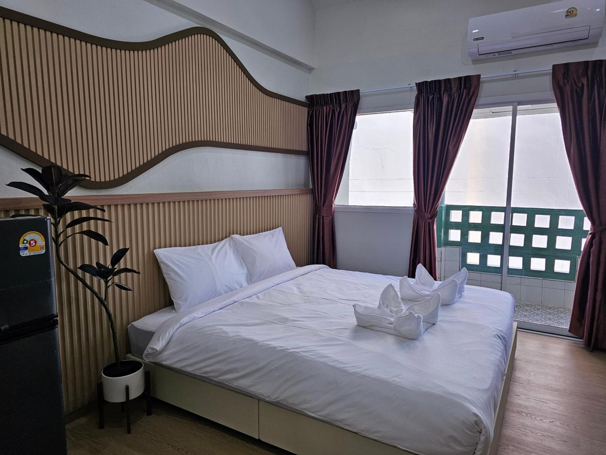 Lub Nai Hostel Patong Eksteriør billede
