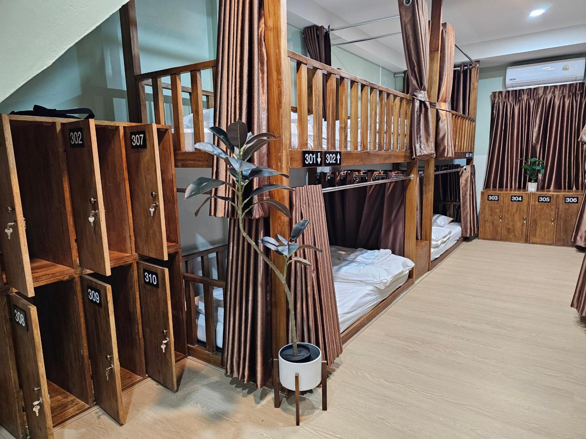 Lub Nai Hostel Patong Værelse billede